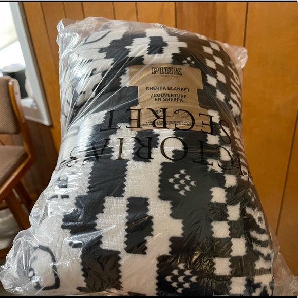 NWT VICTORIA'S SECRET VS PINK Sherpa Blanket - Picture 3 of 8